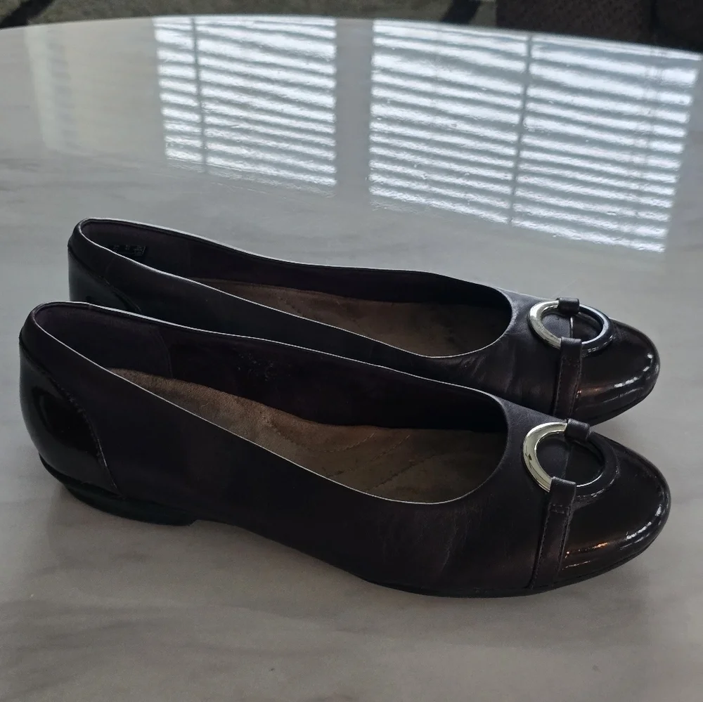 Clarks Womens Leather Slip-On Flats 9.5 Buckle Detail Burgundy Exellent